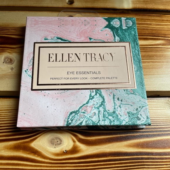 Ellen Tracy eyeshadow pallet - Picture 2 of 3